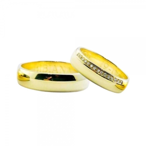 Wedding bands in yellow gold set with brilliant-cut diamonds. Total weight: 12 gms. Thickness: 5 mm.