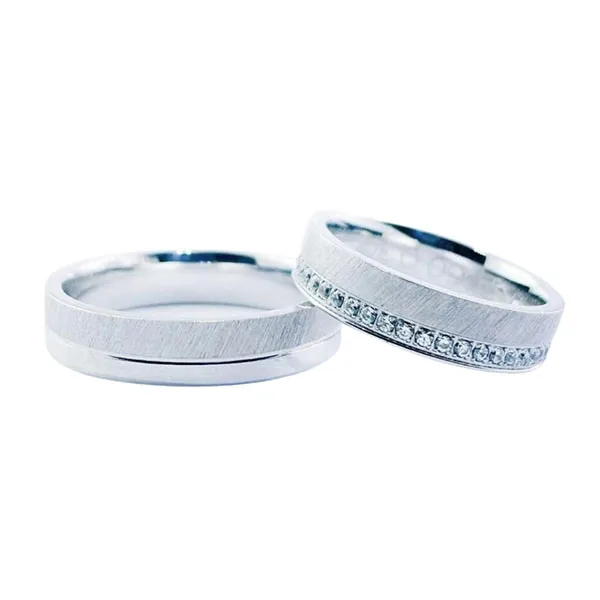 Wedding bands in white gold set with brilliant-cut diamonds. Thickness: 6 mm. Total weight: 14gr.