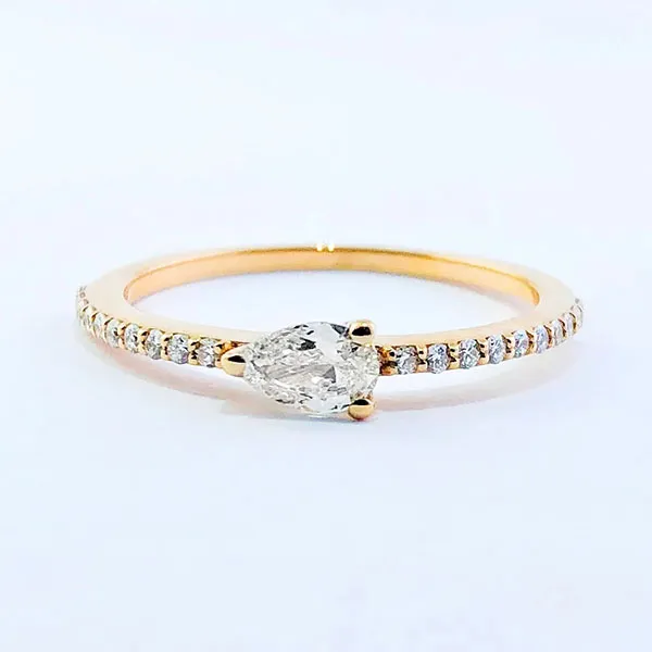 Engagement ring in rose gold set with pear-cut diamond (0.23 ct, color G, clarity VS).