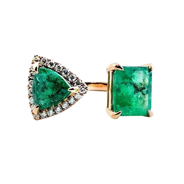Ring in rose gold set with emeraldS and brilliant-cut diamonds.