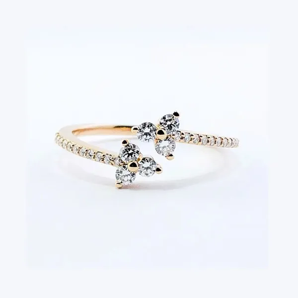 Ring in rose gold set with brilliant-cut diamonds.