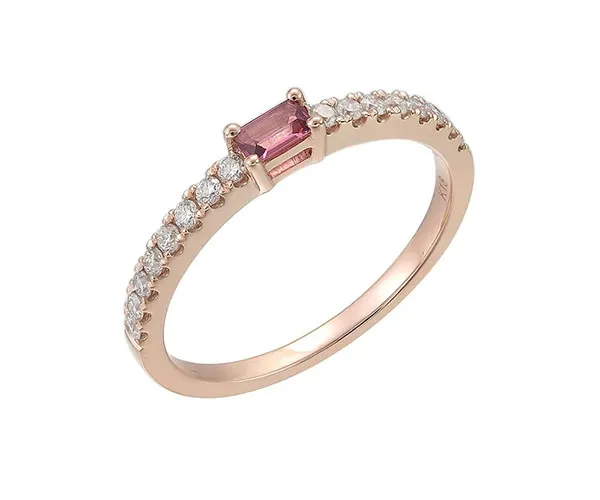 Ring in rose gold set with baguette-cut tourmaline and brilliant-cut diamonds.