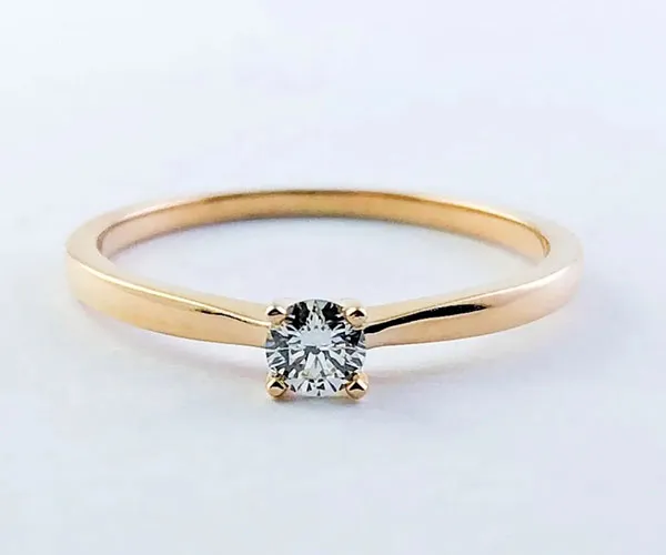 Engagement ring in rose gold set with brilliant-cut diamond (0.15 ct)