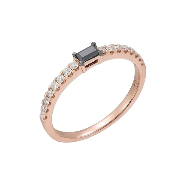Ring in rose gold set with baguette-cut Fancy Black diamond and brilliant-cut diamonds.