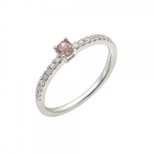 Engagement ring in white gold set with cushion-cut Fancy Pinkish Brown diamond (0.18 ct, clarity SI1).