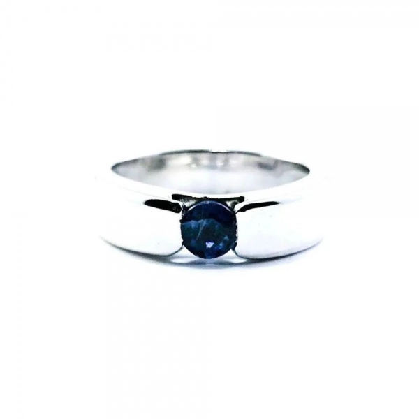 Ring in white gold set with brilliant-cut sapphire