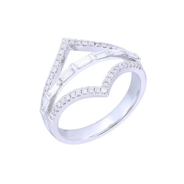 Ring in white gold set with baguette-cut and brilliant-cut diamonds.