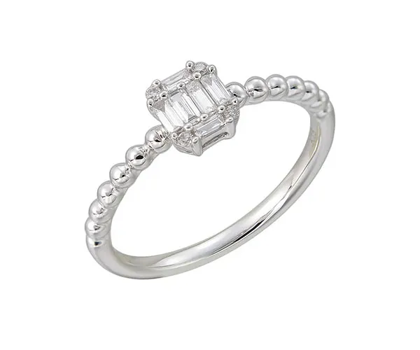 Ring in white gold set with baguette and brilliant-cut diamonds.