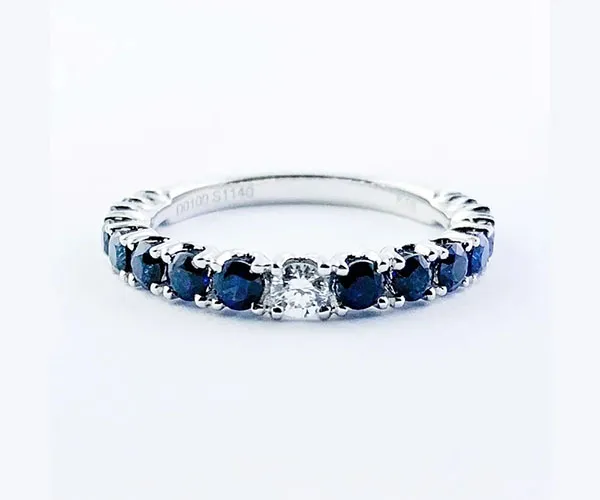 Ring in white gold set with brilliant-cut sapphires and a brilliant-cut diamond.