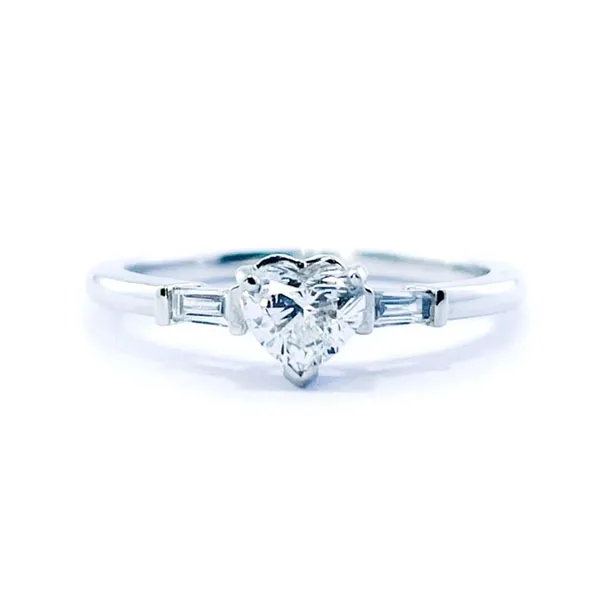 Engagement ring in white gold set with heart-cut diamond (0.35 ct, color E, clarity SI2).