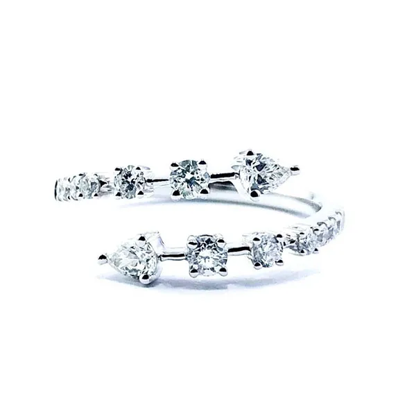 Ring in white gold set with pear and brilliant-cut diamonds.