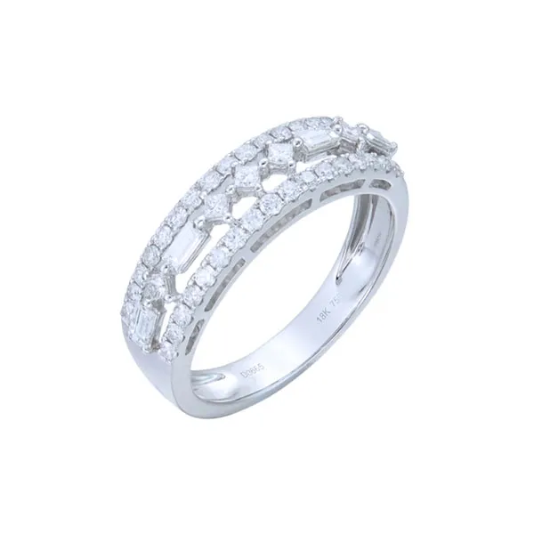 Ring in white gold set with baguette, princess and brilliant-cut diamonds.