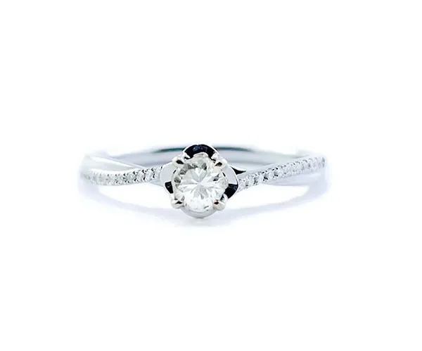Engagement ring in white gold set with brilliant-cut diamond (0.2 ct, color E, clarity VS1).