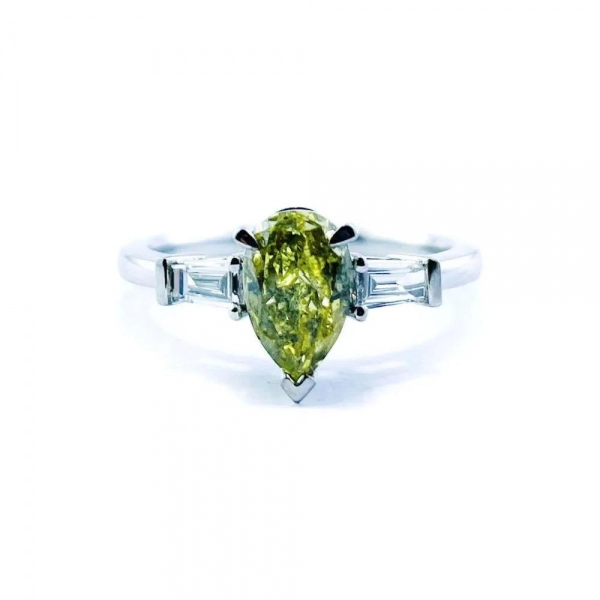 Engagement ring in white gold set with pear-cut Fancy Deep Greenish Yellow (1.11 ct).