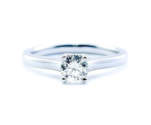 Solitaire ring in white gold set with brilliant-cut diamond (0.38 ct, color J, clarity VS2).