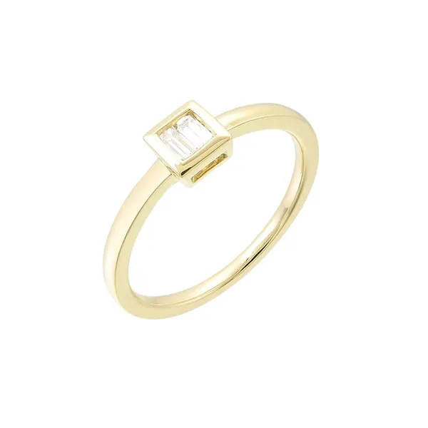 Ring in yellow gold set with baguette-cut diamonds.