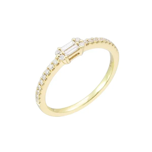 Ring in yellow gold set with baguette-cut and brilliant-cut diamonds.