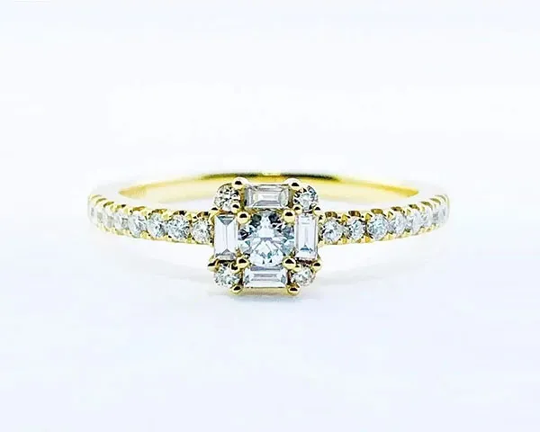 Ring in yellow gold set with baguette-cut diamonds and brilliant-cut diamonds.