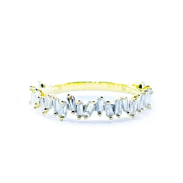 Ring in yellow gold set with baguette-cut diamonds.