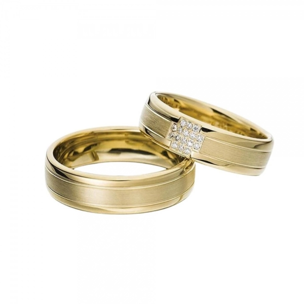 Wedding bands in yellow gold set with brilliant-cut diamonds. Total weight: 12 gms. Thickness: 6 mm.
