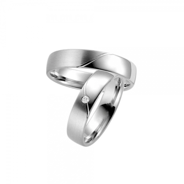 Wedding bands in white gold set with brilliant-cut diamond. Total weight: 11 gms. Thickness: 5 mm.